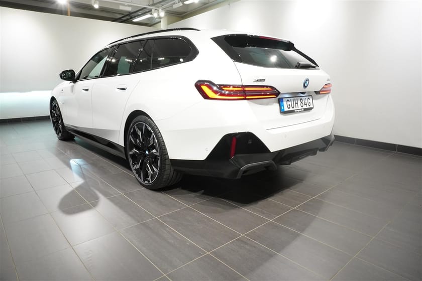 Bild 5 av BMW 550e xDrive Touring M Sport Pro Business Drag DA Pro B W