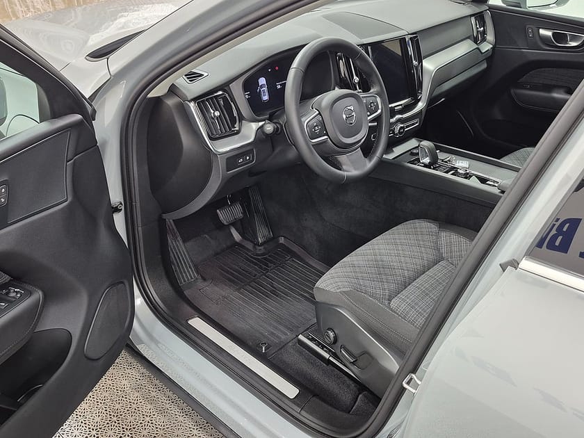 Bild 2 av Volvo XC60 T6 Recharge Core Bright plug in AWD 350HK 4x4 Panorama