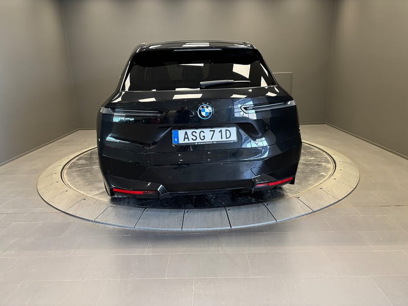 Bild 4 av BMW iX xDrive50 50 Comfort, Sportline LaserLight HK Ljud Dragkrok