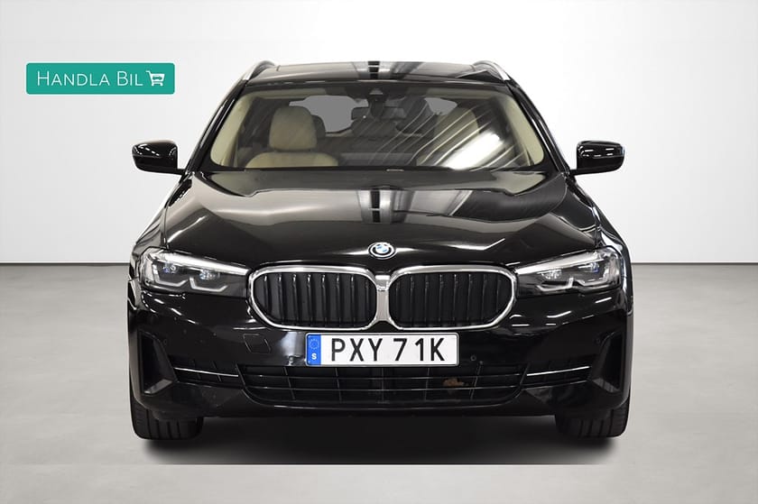 Bild 3 av BMW 530e Touring Plug-in Pano Skinn P-värm Navi Dragkrok Moms