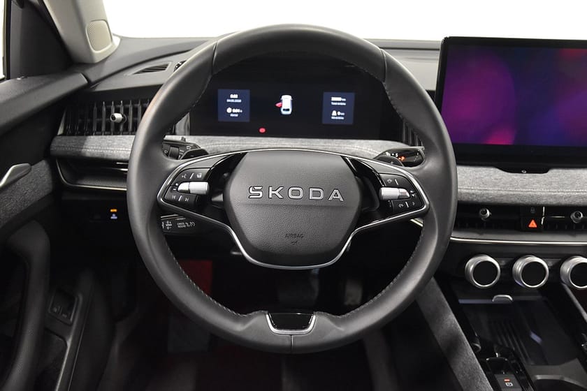 Bild 2 av Škoda Superb iV Kombi Plug-in Cockpit P-värm Navi Rattv Moms Dragkrok