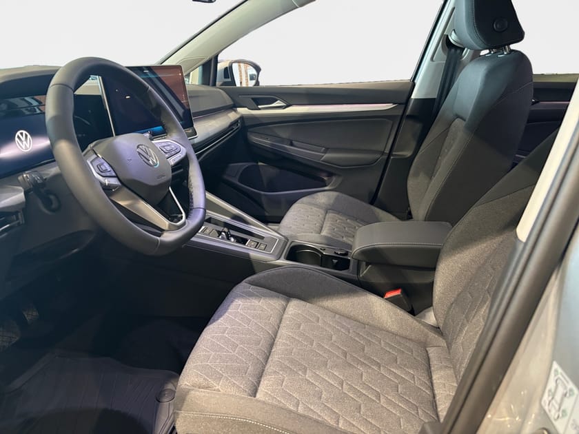 Bild 4 av Volkswagen Golf * NY* Backkamera | Elektrisk dragkrok | Adaptiv fa