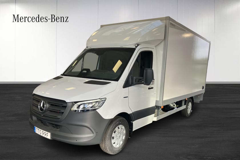 Bild 1 av Mercedes-Benz eSprinter 420 Chassi 81 kWh volymskåp med bakgavellyft för omgående leverans!