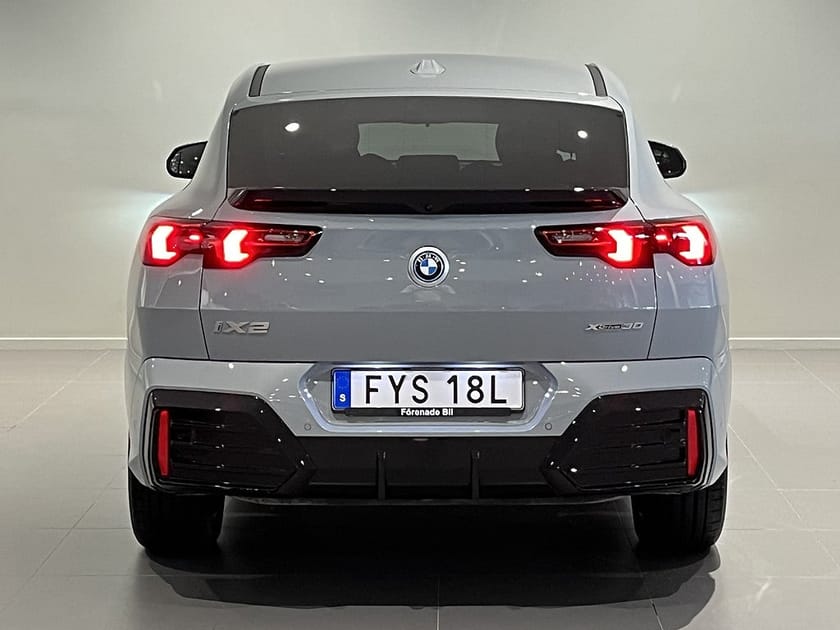 Bild 4 av BMW iX2 xDrive30 M Sport Drag Adpt Farth Sportstolar 19" Rattv.