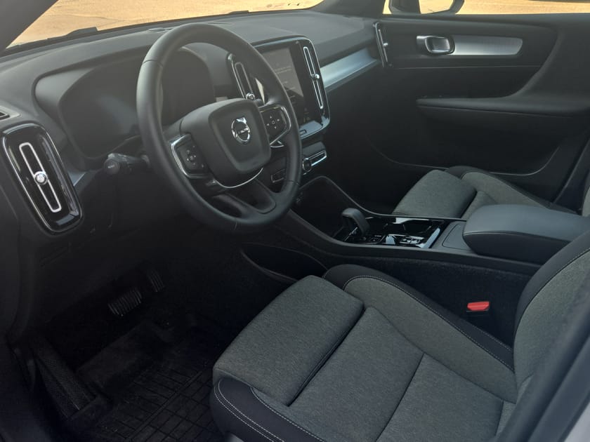 Bild 2 av Volvo XC40 B4 FWD Bensin Plus Dark