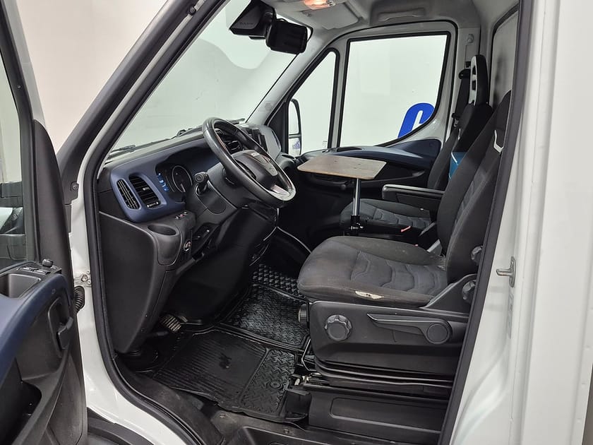 Bild 2 av Iveco Daily 35-140 Chassi Cab PÅBYGGT SKÅP MED LIFT OCH KYLA 2,3 JTD 136HK Aut