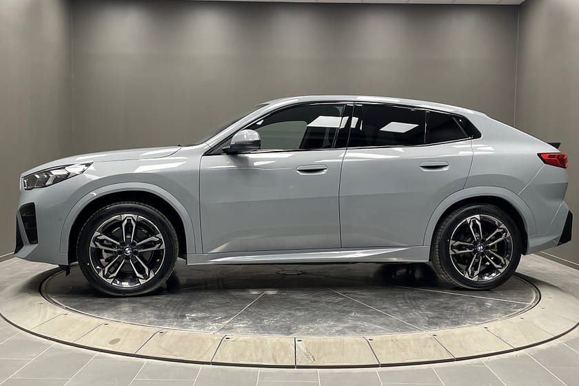 Bild 4 av BMW iX2 xDrive30 /  M Sport / Alu 19" / Drag