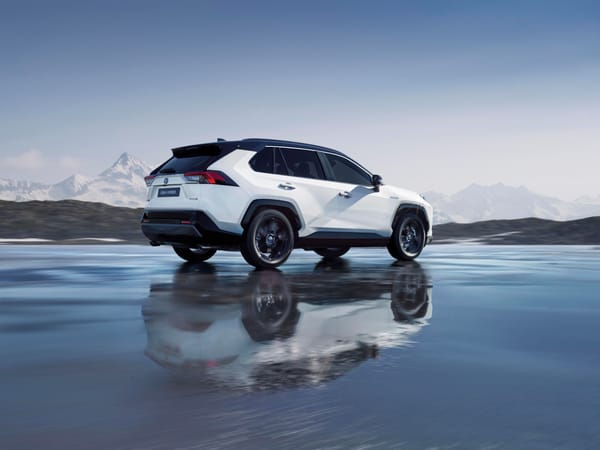 Nya Toyota RAV4 100% elhybrid. 100% SUV. Inga kompromisser.