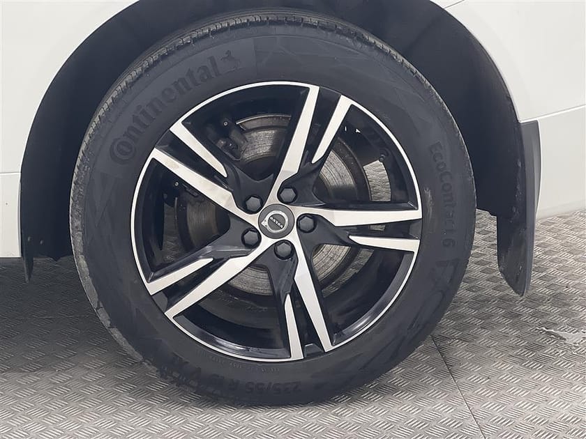 Bild 2 av Volvo XC60 B4 197hk AWD R-Design D-Värm Pano 360K Drag