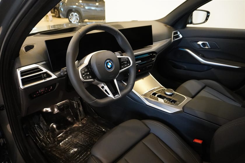 Bild 2 av BMW 330e xDrive Touring M Sport Business Ed Pro Drag DA Pro