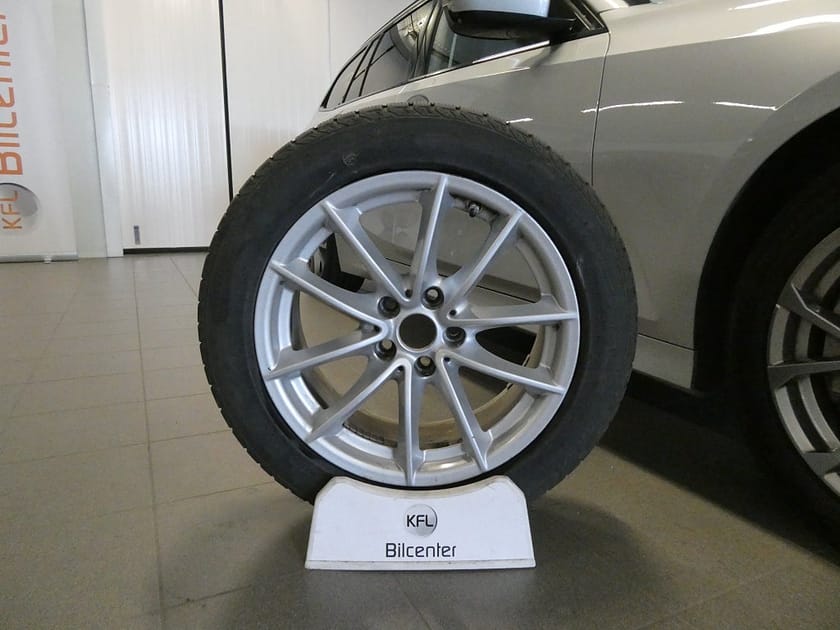Bild 2 av BMW 330e Touring Sportline Aut-Drag-360kam-Navigation-Värmare-SoV