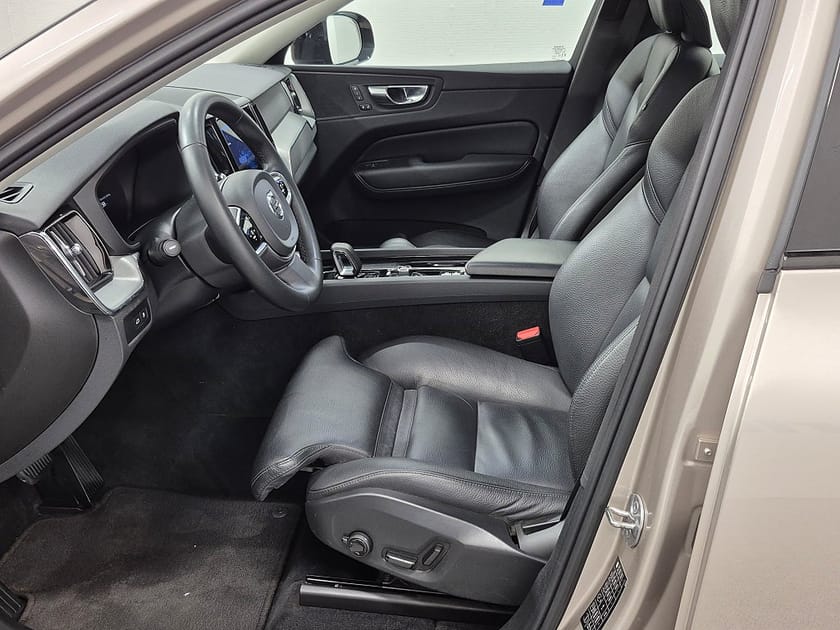 Bild 2 av Volvo XC60 T6 Recharge Plus Dark plug in AWD 350HK 4x4 Panorama Läder