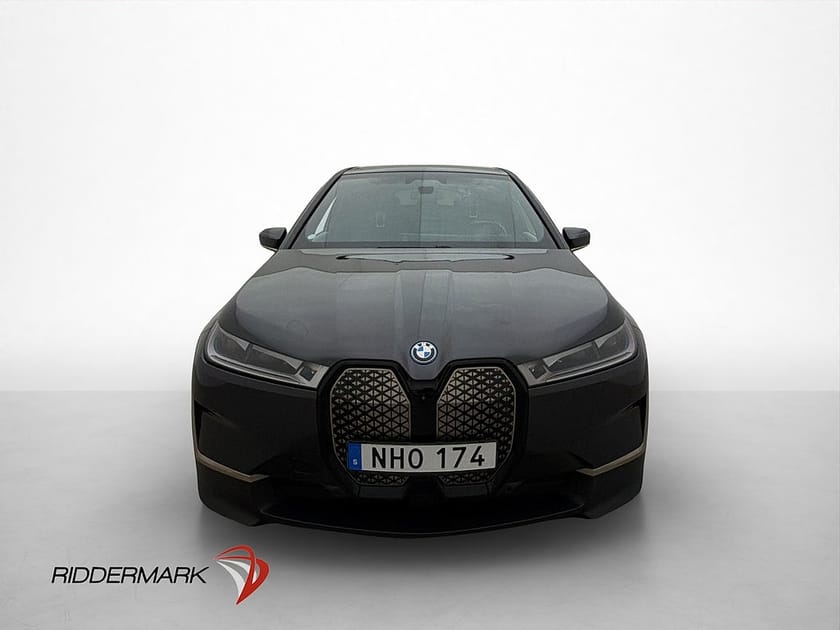 Bild 3 av BMW iX xDrive40 Comfort Sky Pano HUD 360° CarPlay Drag Laser