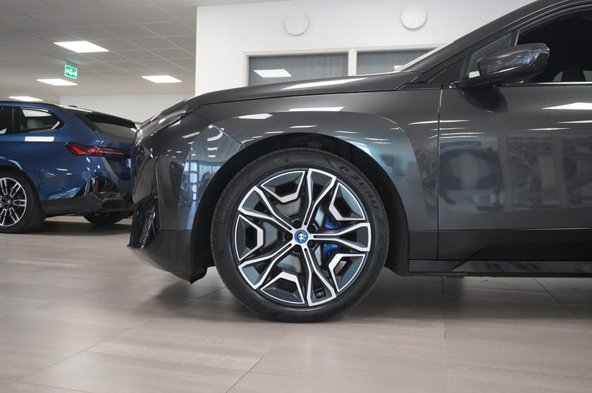 Bild 3 av BMW iX xDrive50 Sport Innovation Exclusive Comfort Drag Aktiv Styrning