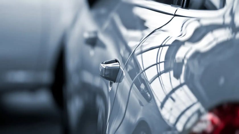 Vårfin bil - få torkarblad på köpet bakgrundsbild