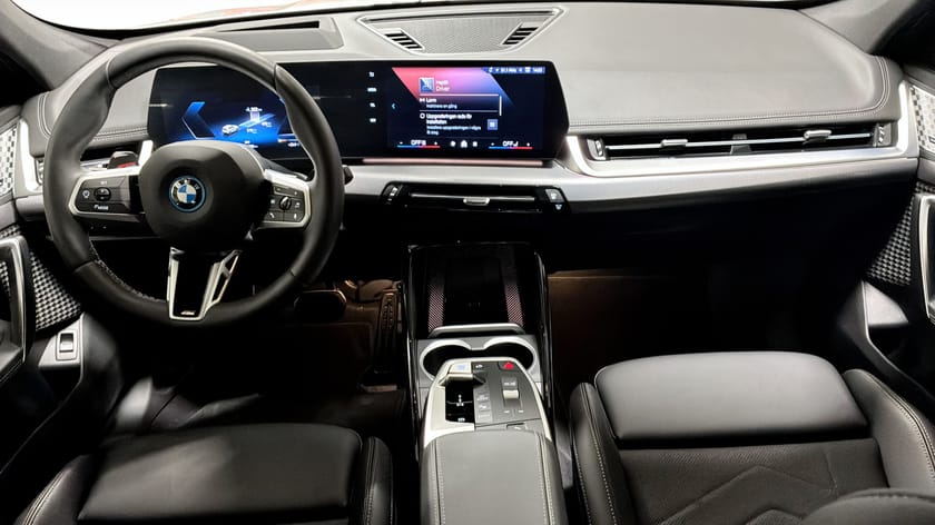Bild 4 av BMW iX1 eDrive20 Business edition M Sport Pro H&K HUD 360 Kamera