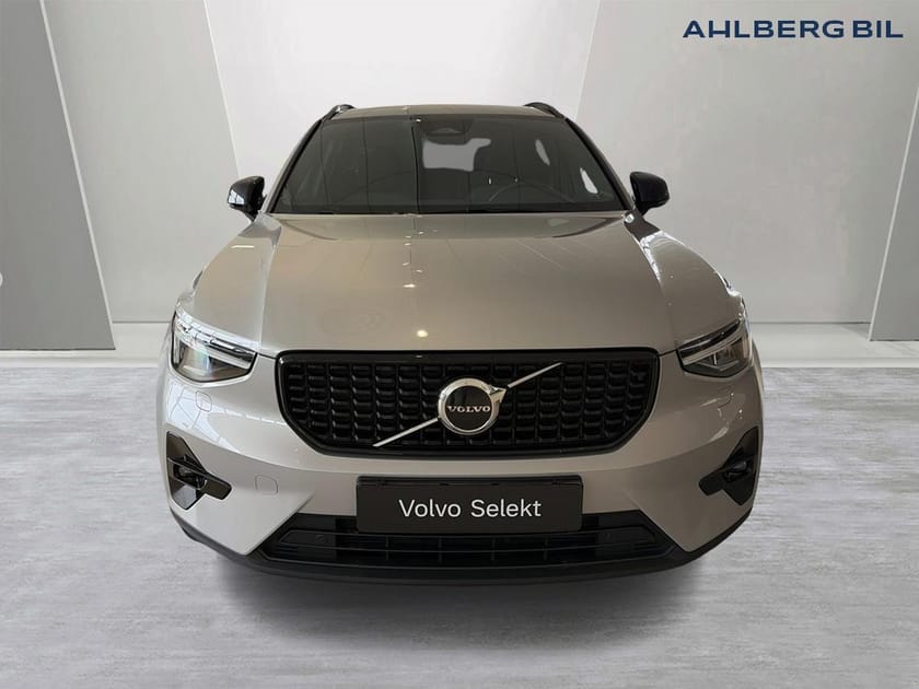 Bild 4 av Volvo XC40 B3 FWD Bensin Plus Dark, Klimatpaket, Förarstödpaket, Parkeringskamera Bak, Baklucka Elmanövrerad, Google Maps