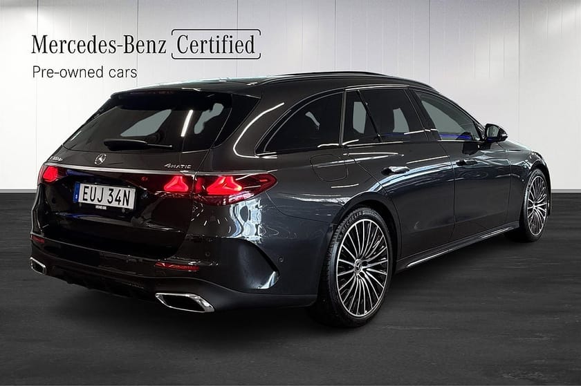 Bild 3 av Mercedes-Benz E 300 de 4MATIC T 9G-Tronic AMG Line Pano Drag Burmester