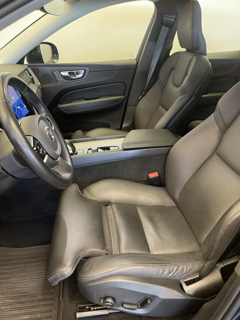 Bild 5 av Volvo XC60 Recharge T6 II Plus Dark Edition / Dragkrok / 21" hjul / Metallic /
