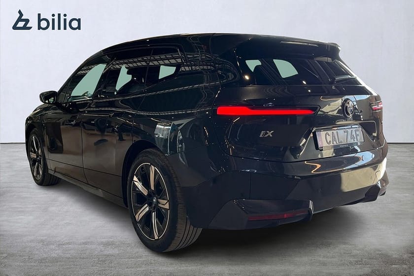 Bild 2 av BMW iX xDrive50 Sportpaket/Drag/Pano/360 kamera/Rattvärme