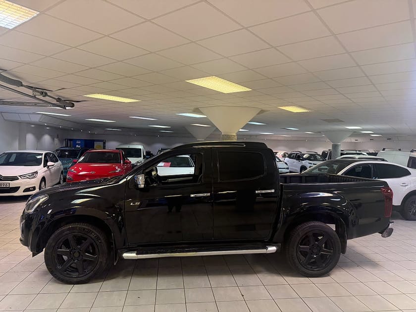 Bild 1 av Isuzu D-Max Crew Cab 1.9 4WD Moms Skinn Drag Kamera Black Ed.