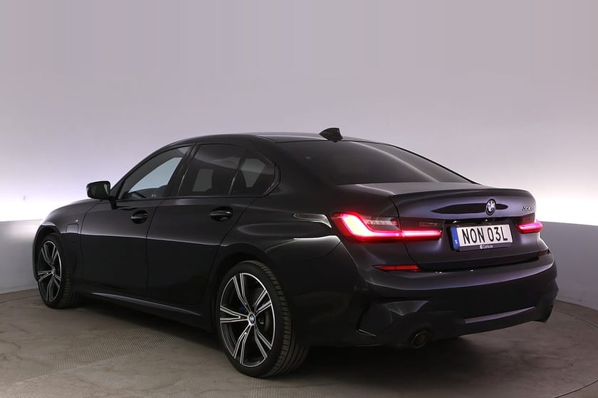 Bild 4 av BMW 330e Sedan M-sport HK Adap.Farth BSM HuD Kamera Navi