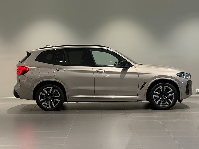 Bild 3 av BMW iX3 Charged M Sport Drag Adpt Farth Panorama Elstolar 19"