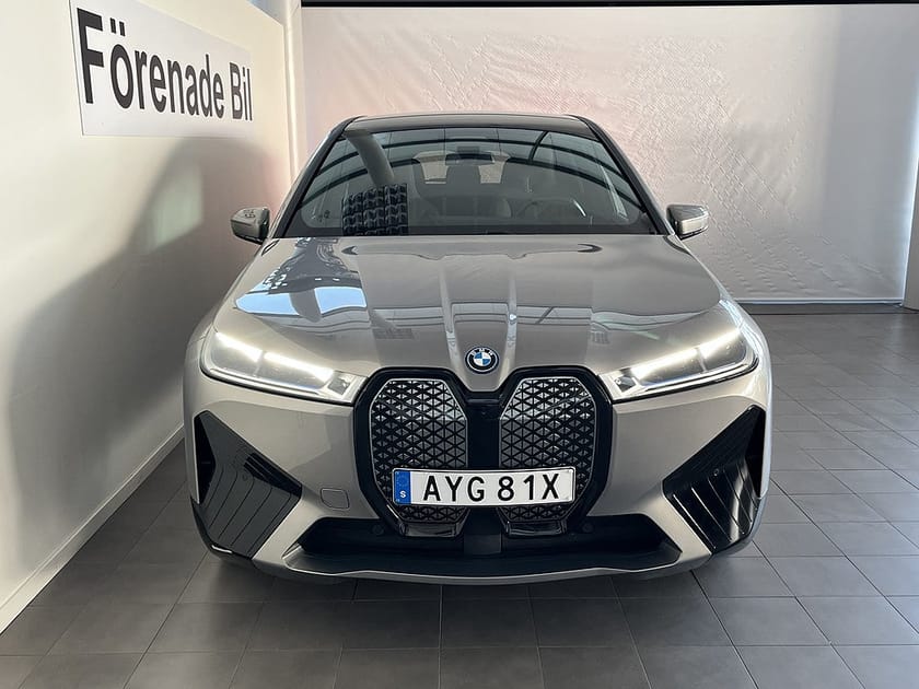 Bild 2 av BMW iX xDrive40 Sportpaket Innovation H/K Drag Adpt Farth