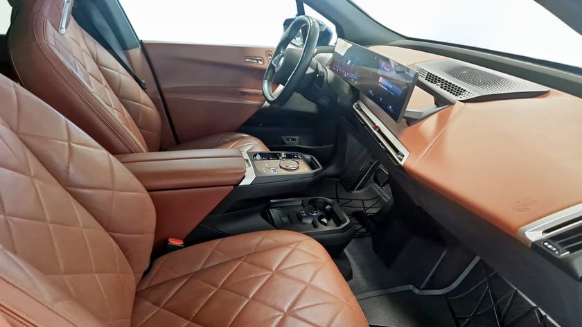 Bild 3 av BMW iX M60 M lättmetallfälgar, Skye lounge, Soft Close, Titanbronze list, Tonade rutor