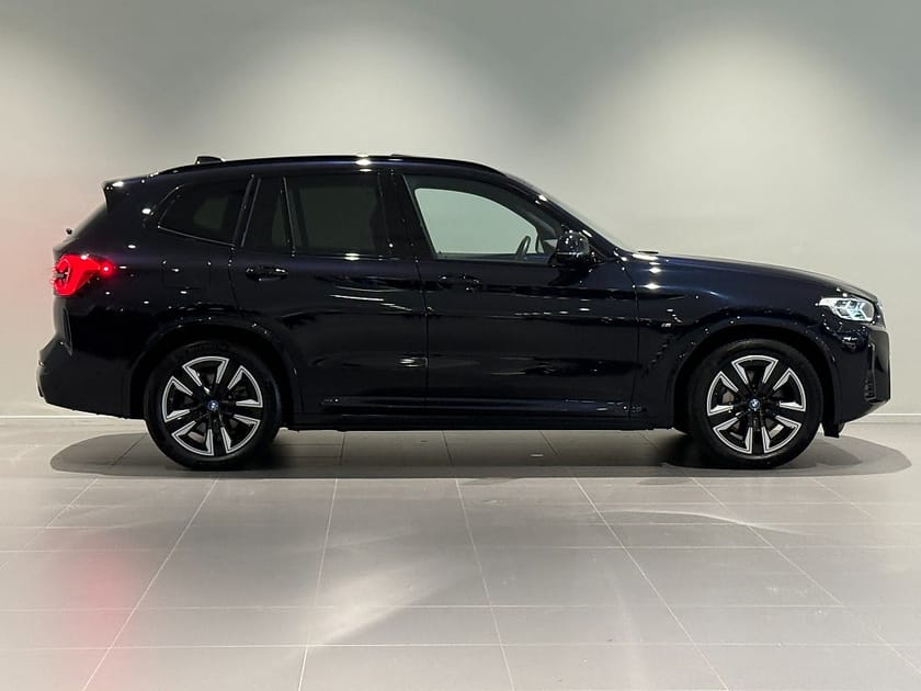 Bild 3 av BMW iX3 Charged M Sport Panorama Drag Adpt Farth Elstol 19"