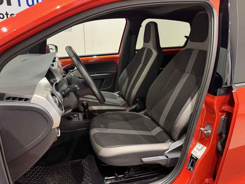 Bild 4 av Volkswagen up! 1.0 TSI 90hk 4d Glastak / Beats / SoV-hjul