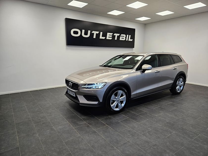 Bild 1 av Volvo V60 Cross Country B4 197hk AWD 4x4 Geartronic Core Drag Backkamera