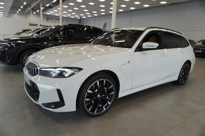 Bild 3 av BMW 330e xDrive Touring M-Sport Adaptiv F HiFi Backkamera Rattvärme 19