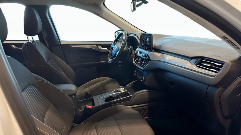 Bild 3 av Ford Kuga Plug-In Hybrid Titanium 225hk Carplay Rattvärme 56km-Elräckvidd