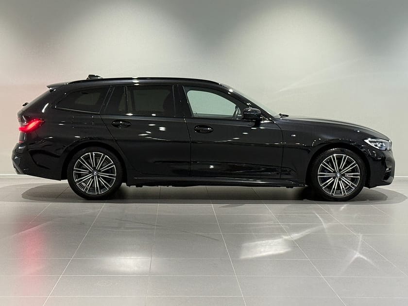 Bild 3 av BMW 330e xDrive Touring M Sport Drag Adpt Farth HiFi Backkamera