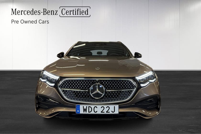 Bild 2 av Mercedes-Benz E 300 de 4MATIC T Moms/AMG/Panorama/Burmester/Superscreen