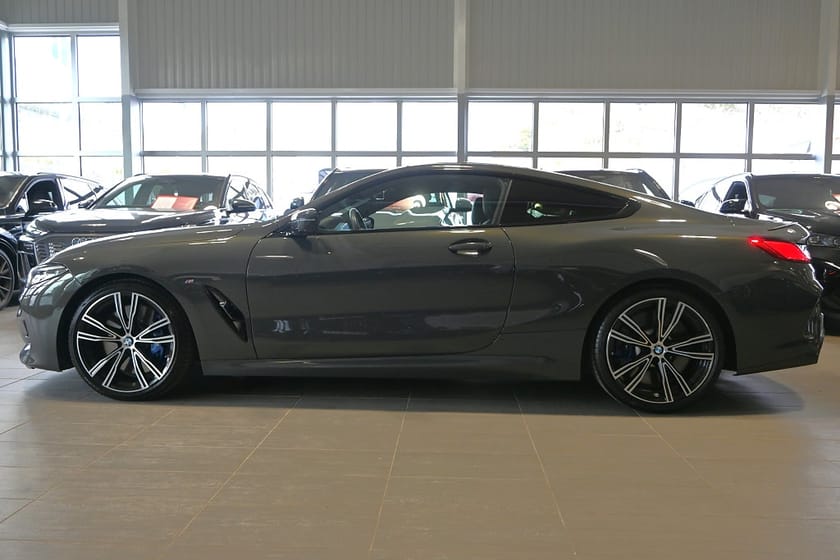 Bild 2 av BMW M850i xDrive Coupé 530hk M Teknologi Carbon B&W Sv-Såld