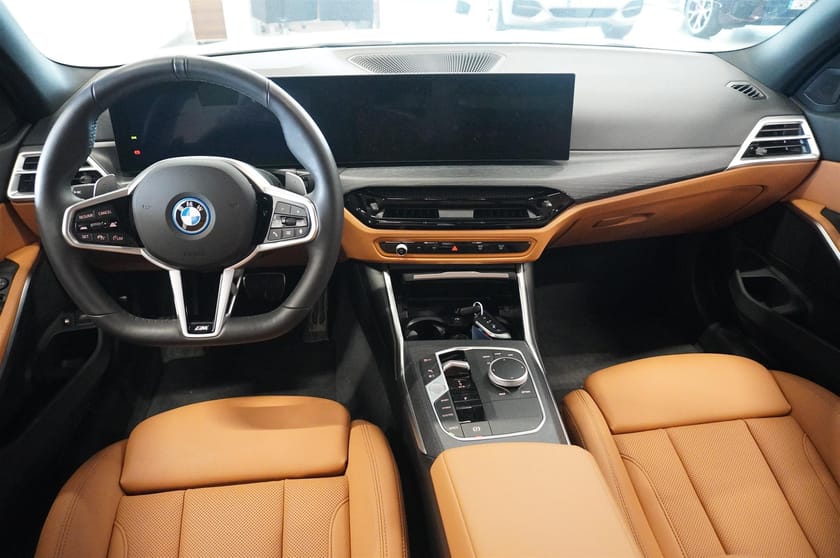 Bild 2 av BMW 330e xDrive Touring M-Sport Adaptiv F HiFi Backkamera Rattvärme 19