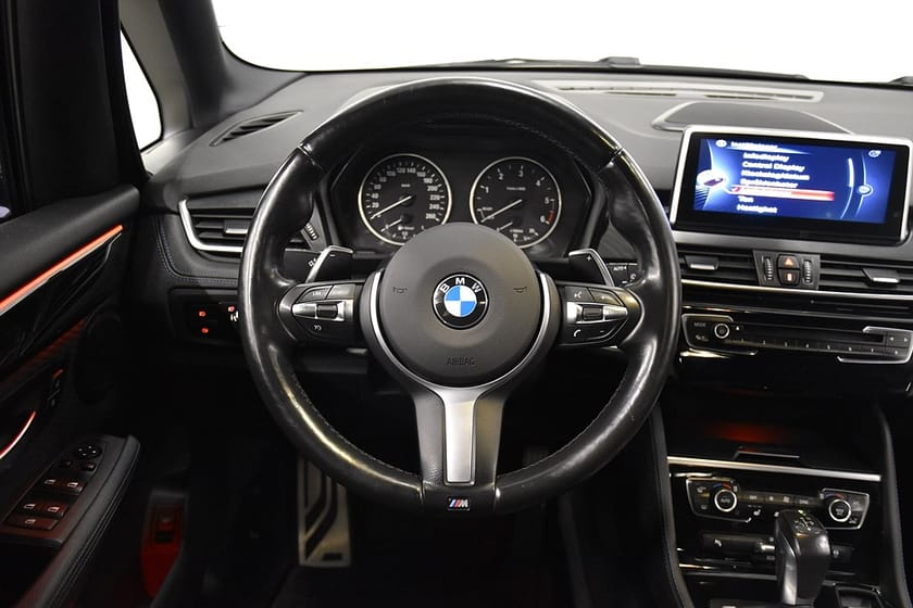Bild 2 av BMW 218d Active Tourer M Sport D-värm Navi B-kam Rattv Dragkrok 150hk