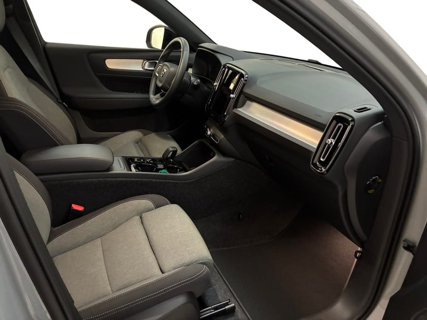 Bild 4 av Volvo XC40 B3 FWD Bensin Plus Dark  | 360-kamera | Drag | Tonade Rutor