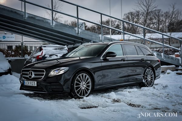 Mercedes-Benz E 220 T d 4MATIC AMG BURMESTER PANO SKINN DRAG 9G-Tronic