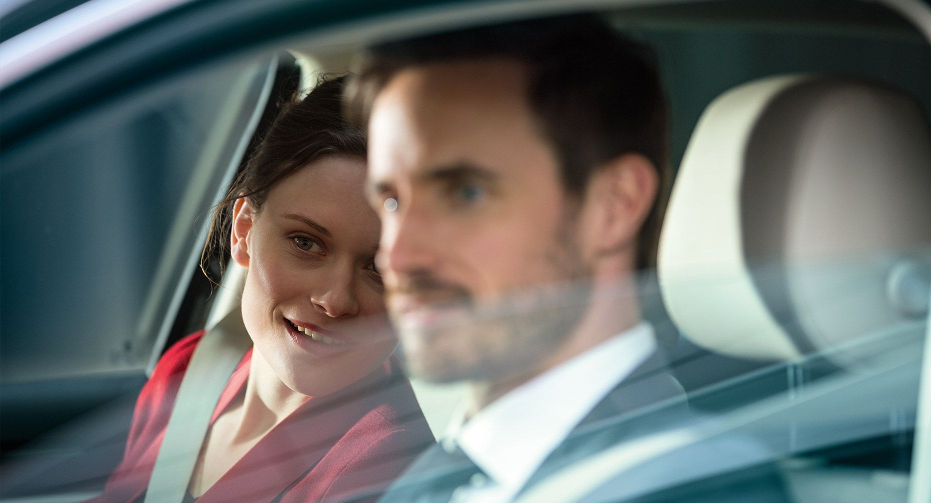 Man och en kvinna sitter i en bil