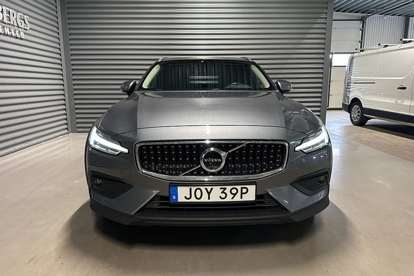 Bild 2 av Volvo V60 Cross Country B4 AWD Momentum 360-kam Navi Värmare Keyless Drag Eu6