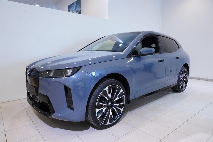 Bild 3 av BMW iX xDrive60 M Sport Pro Supercharged Ed Drag DA Pro B W