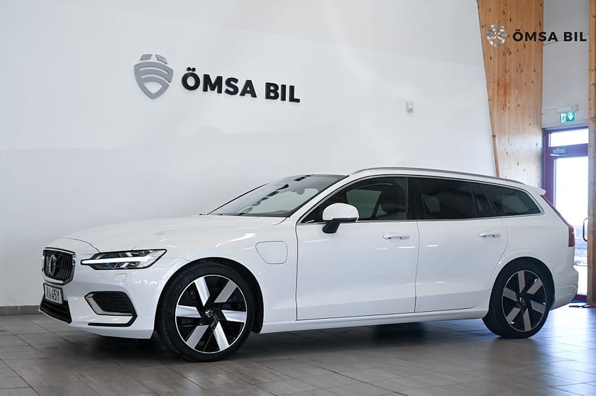 Bild 1 av Volvo V60 Recharge T6 AWD Core Värmare Drag Google Maps 350hk