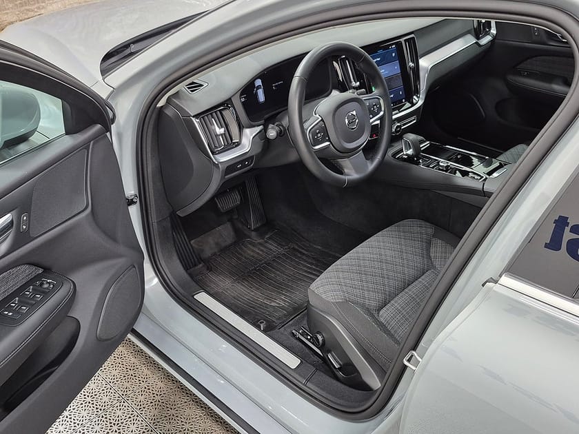 Bild 2 av Volvo V60 T6 Recharge Core Bright plug in AWD 350HK 4x4