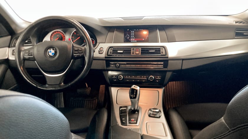 Bild 4 av BMW 520d xDrive Sedan Sport Stolar Läder Dragkrok HiFi-Högtalare