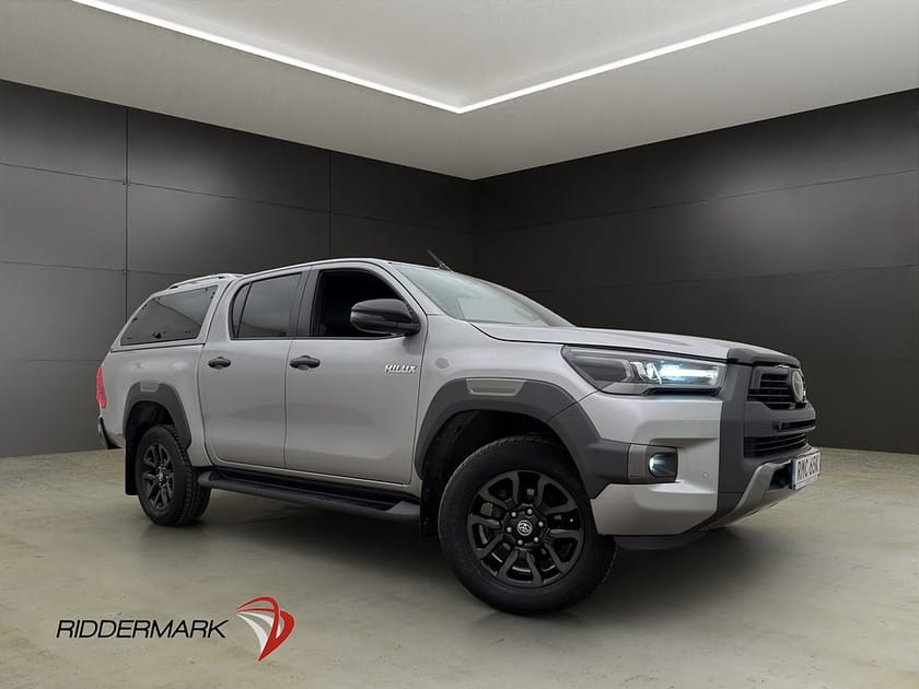 Bild 1 av Toyota Hilux Dubbelhytt Invincible 2.8 4WD Dragkrok JBL Diff Kåpa Moms