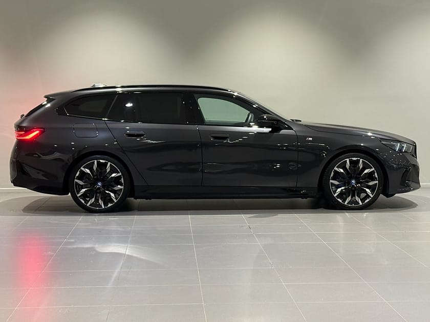Bild 3 av BMW i5 M60 xDrive Touring M Sport Pro Panorama B&W Drag HUD
