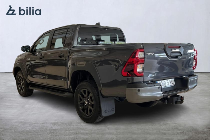 Bild 2 av Toyota Hilux Dubbelhytt Invincible D-Cab 2.8 MHEV 4WD Drag Diff Moms